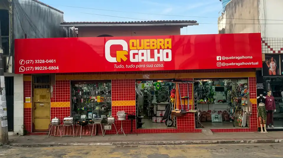 Fachada da loja Quebra Galho com clientes entrando